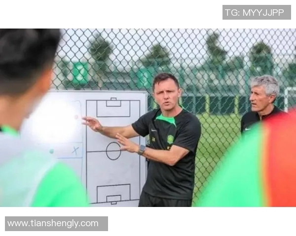 大号足球球星的传奇之路：从青训到巅峰，探索他们背后的故事与荣耀