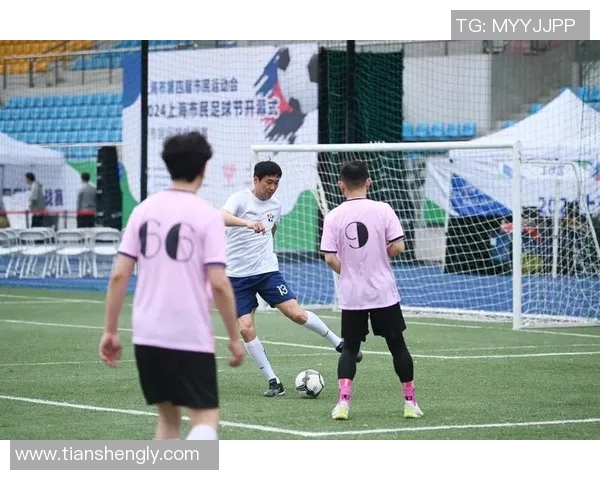 街头足球星辰:探索城市角落的草根力量与无限可能 街头足球星辰:探索城市角落的草根力量与无限可能