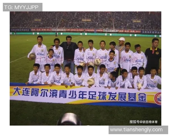 足球八大传奇球星同框合影精彩瞬间展现巅峰对决与永恒荣耀 足球八大传奇球星同框合影精彩瞬间展现巅峰对决与永恒荣耀