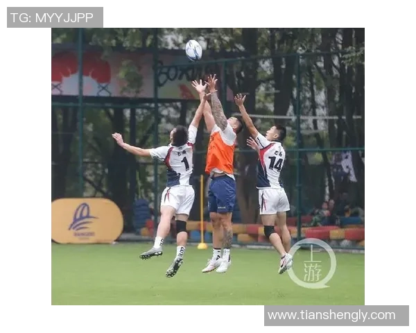 当橄榄球球星跨界挑战足球赛 展现运动天赋与竞技精神的极限对决