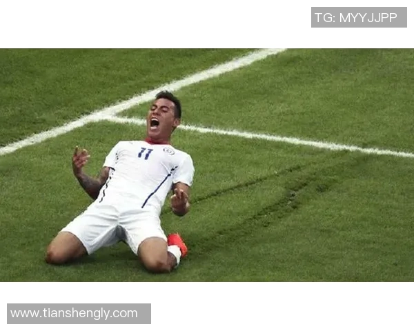 足球三人滑跪庆祝瞬间展现激情和团队默契球场上的荣耀与欢庆